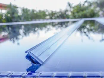 Hochwertiger Poolabdeckungsrollo aus deutschem Premium-Material, robust und langlebig für sichere Abdeckung.