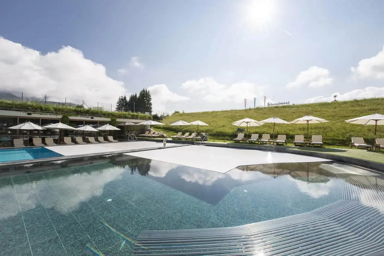Schwimmbad mit hochwertigem Solarabdeckungen, die aus langlebigen und hochwertigen Materialien in deutscher Fertigung hergestellt wurden.