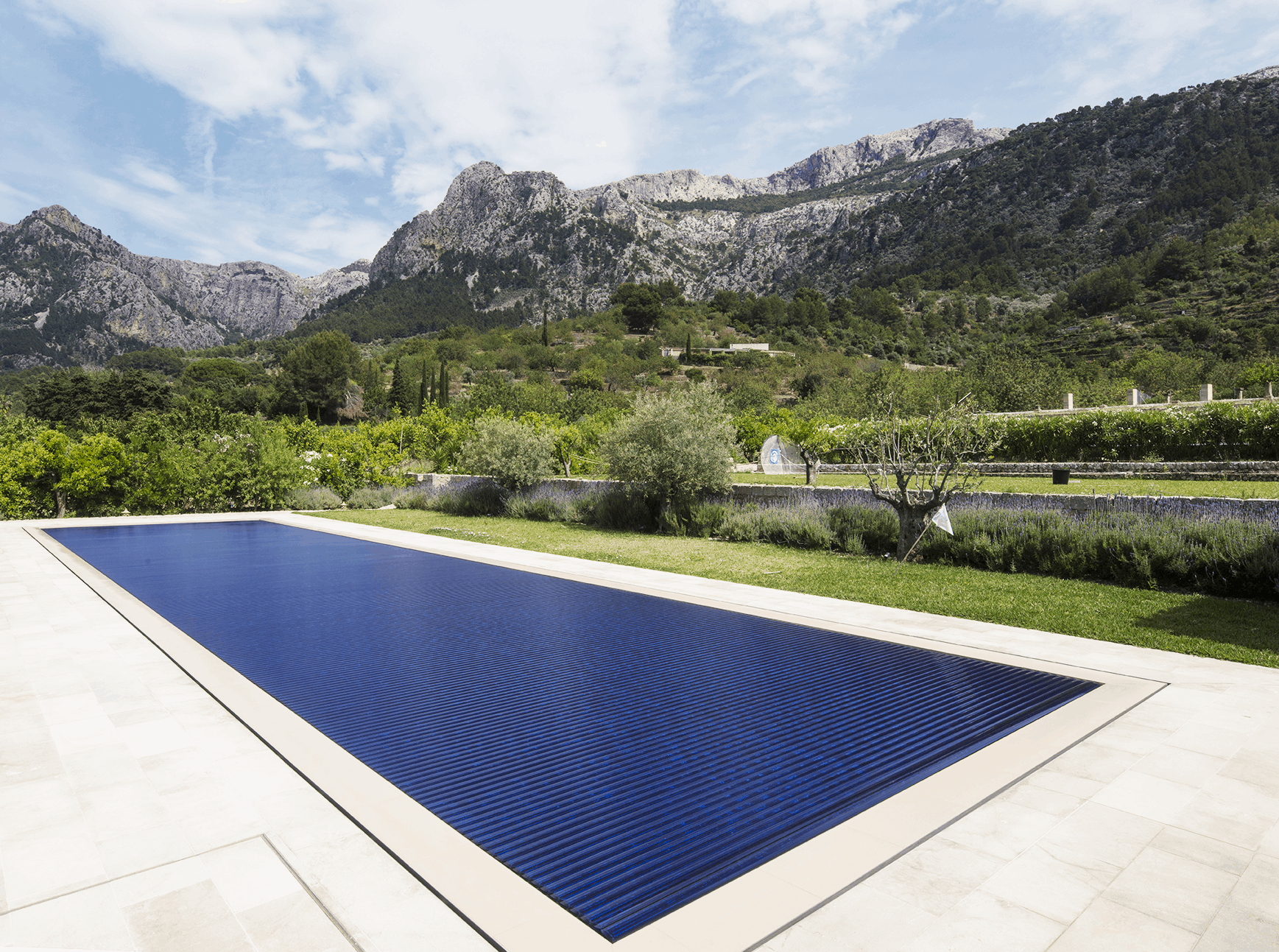 Hochwertiger Poolabdeckungen von Rollo Solar mit langlebigem Material, perfekt für energieeffiziente und sichere Pools, made in Deutschland.