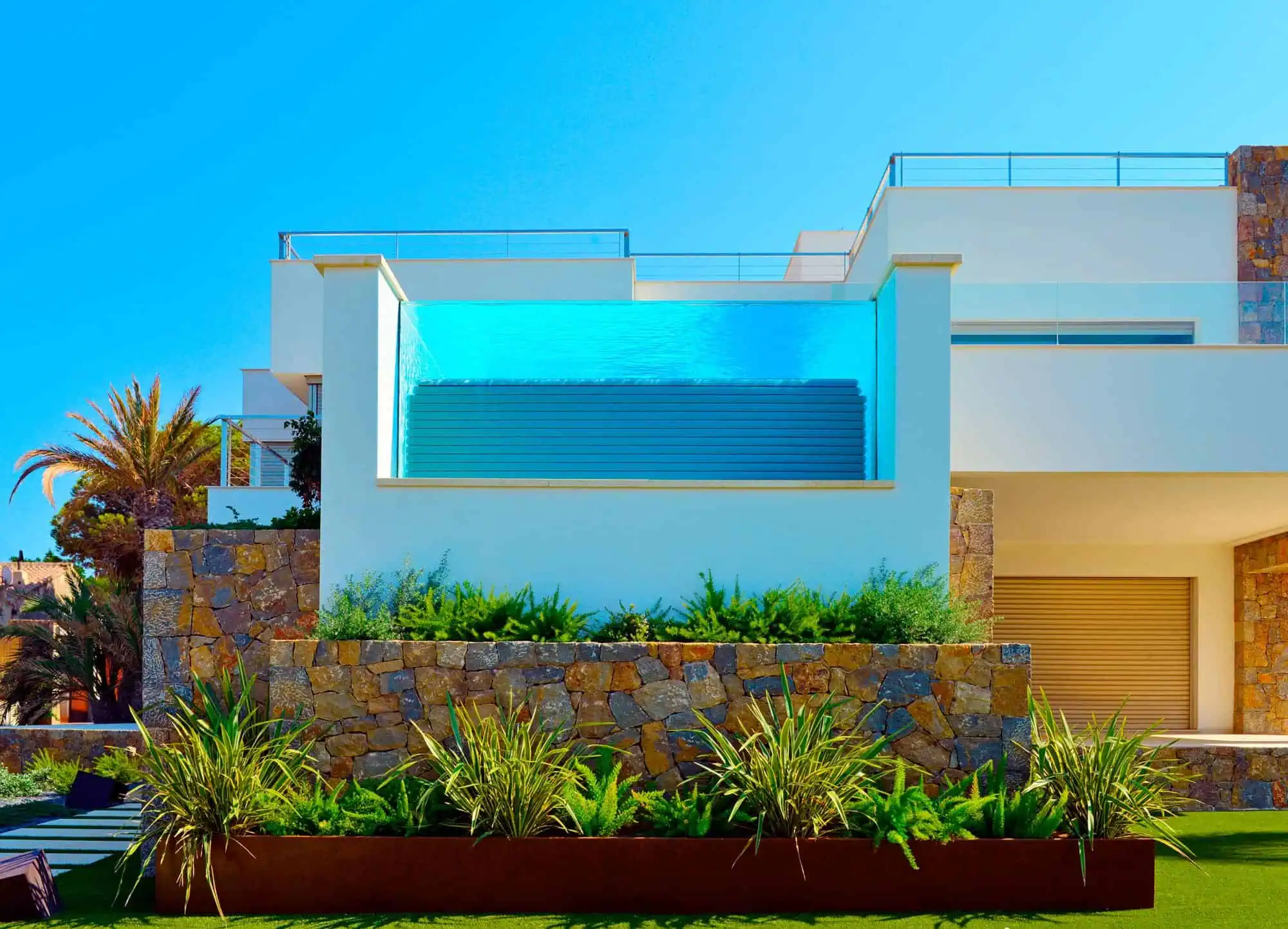 Pool mit Abdeckung an Villa