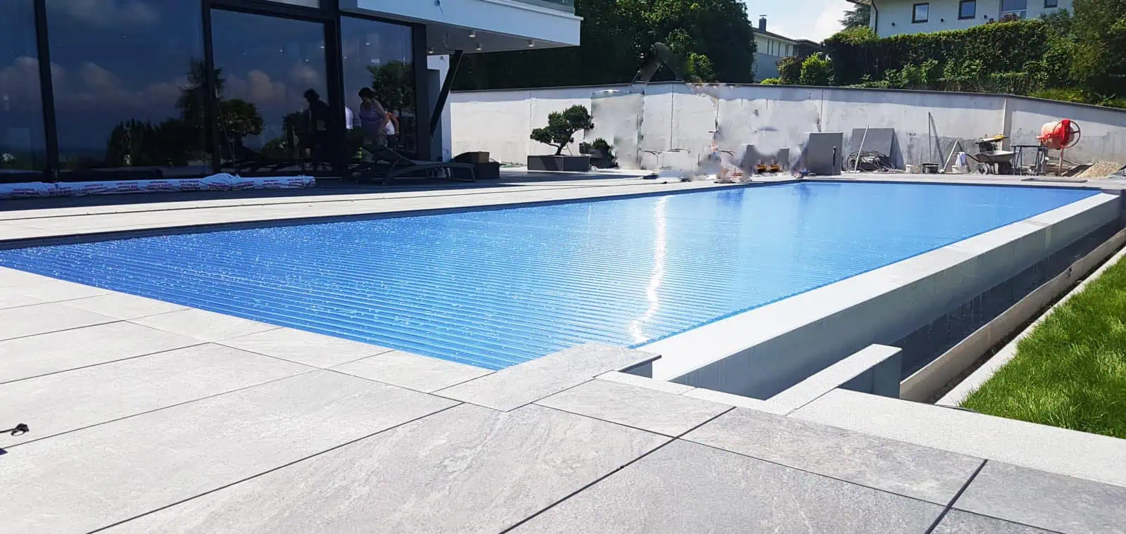 Hochwertiger Schwimmbadabdeckung aus langlebigen Materialien, perfekt für deutschen Technik- und Qualitätsanspruch.