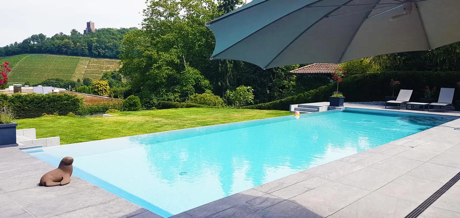 Hochwertiger Poolabdeckungsschutz mit Premium-Materialien und deutscher Ingenieurskunst, schützt den Pool effektiv vor Verschmutzung und Wärmeverlust.