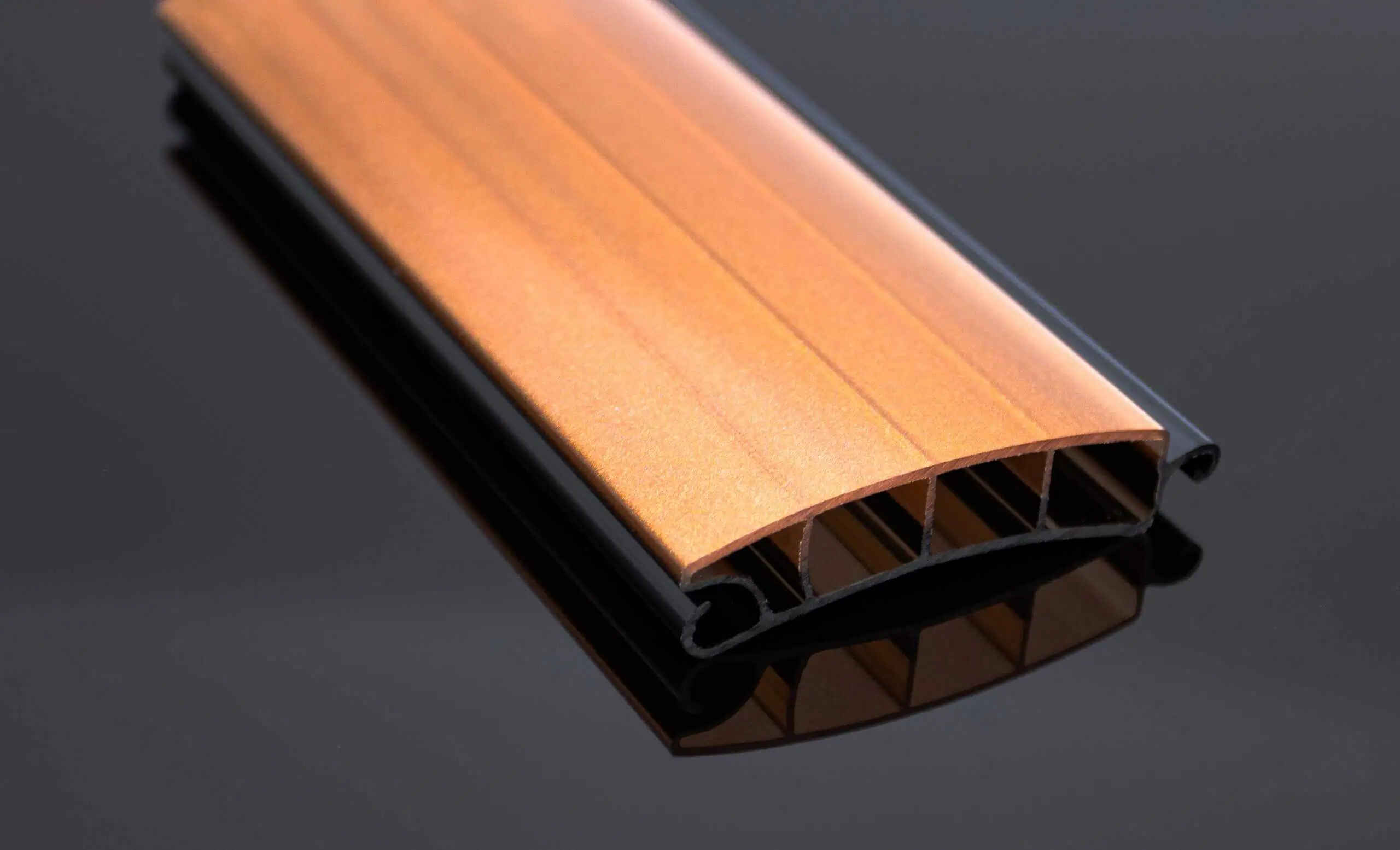 Hochwertige Poolabdeckung mit Holz-Design und langlebigem Material, entwickelt in Deutschland, für optimalen Schutz und Komfort.