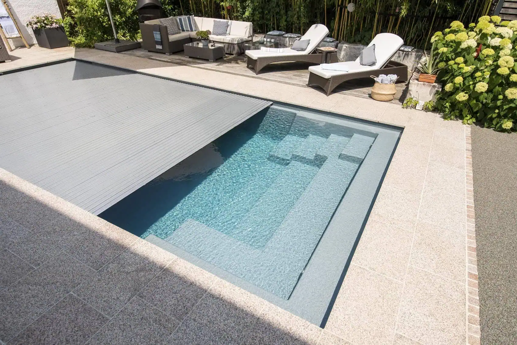 Hochwertiger Poolabdeckungen mit Premium-Materialien und deutscher Ingenieurskunst, ideal zum Schutz und zur Energieeinsparung bei Ihrer Poolanlage.