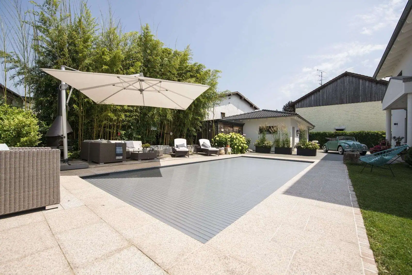 Hochwertiger Schwimmbadabdeckung aus robustem Material, deutsche Ingenieurskunst, optimaler Schutz und Energieeinsparung für Ihren Pool.