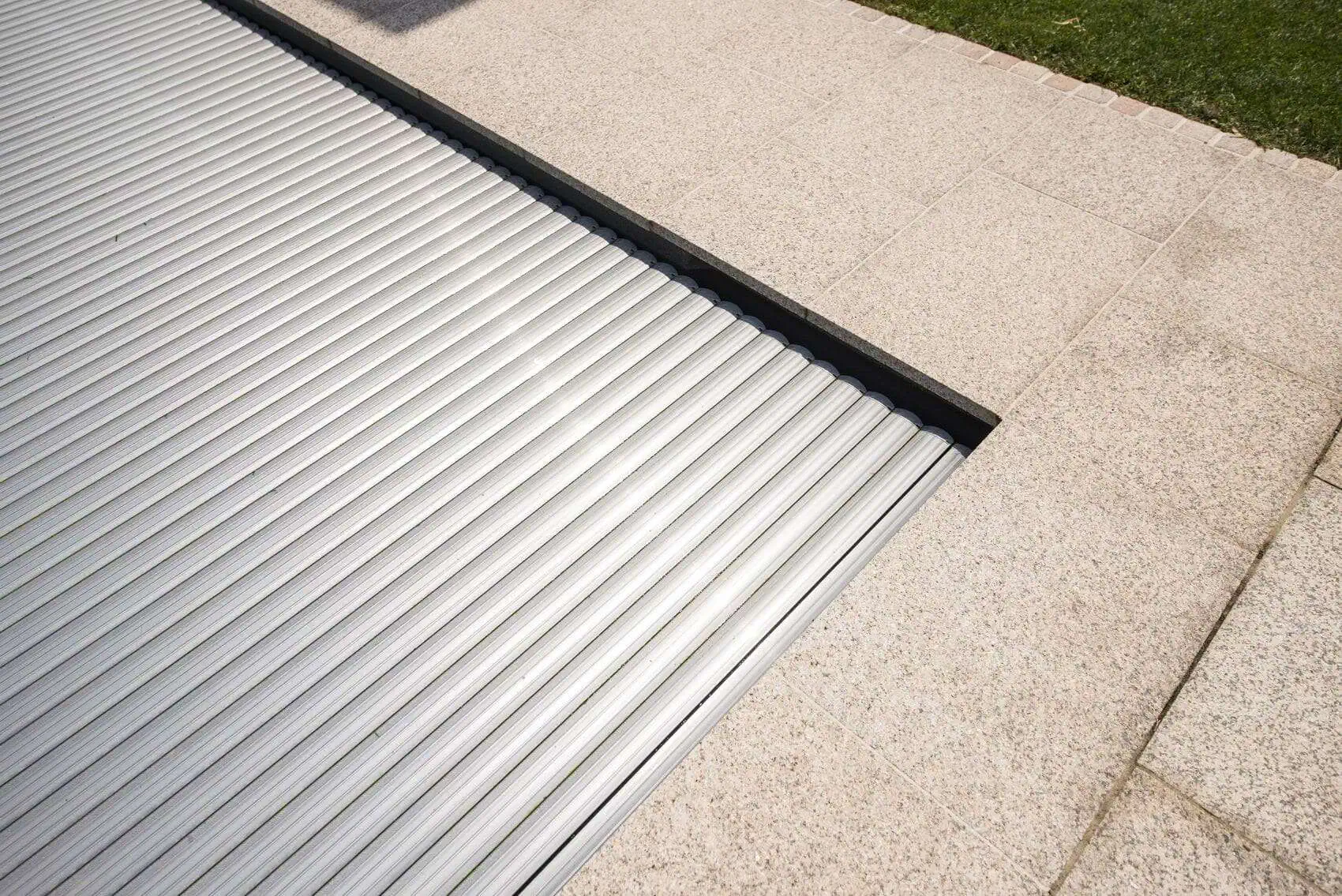Hochwertiger Poolabdeckung aus robustem Aluminium, ideal für deutsche Qualitätsstandards, schützt den Pool zuverlässig vor Schmutz und Wärmeverlust.