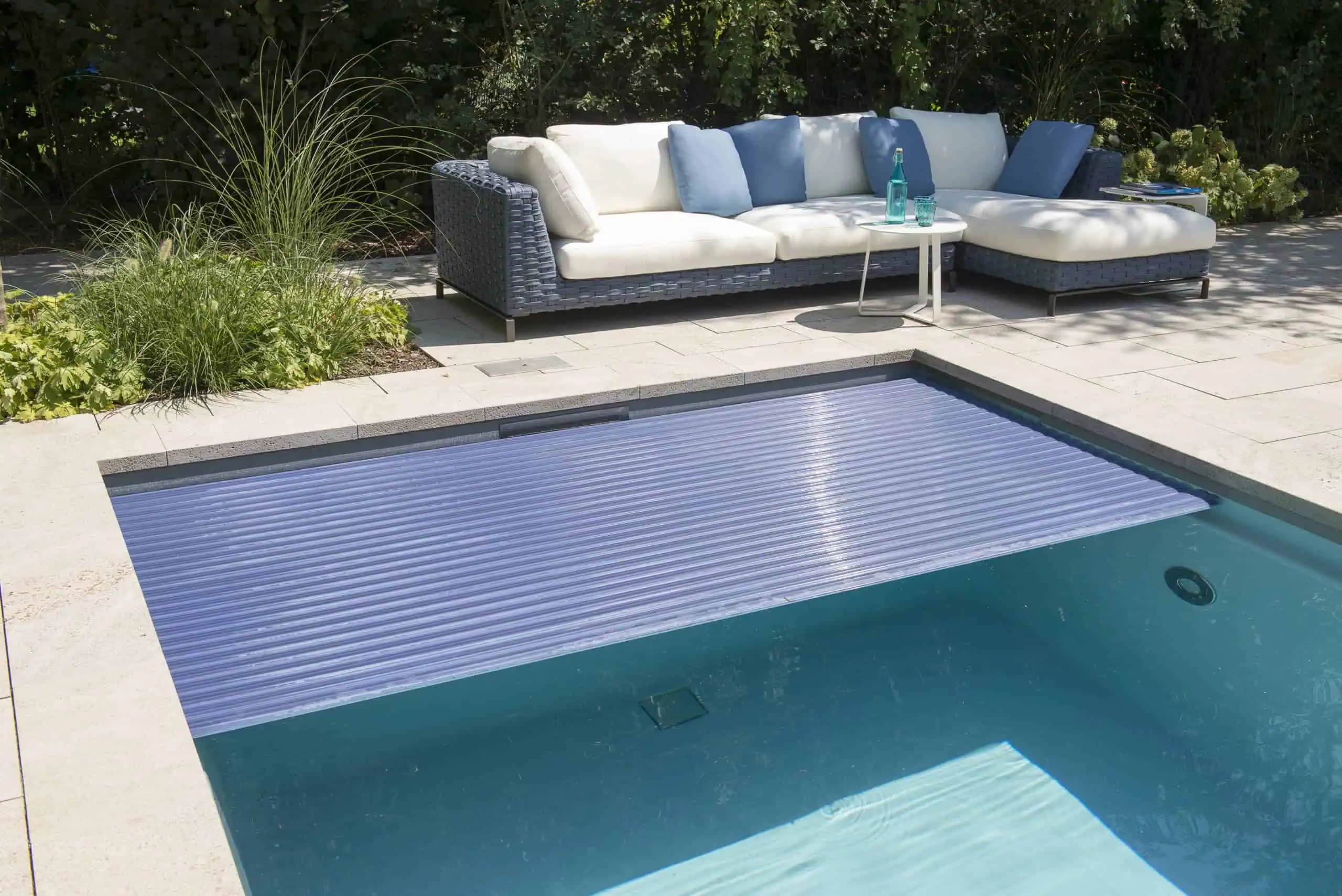 Hochwertiger Poolabdeckung aus langlebigem Material, schützt vor Verschmutzung und Wärmeverlust, made in Germany, perfekt für private und gewerbliche Schwimmbäder.