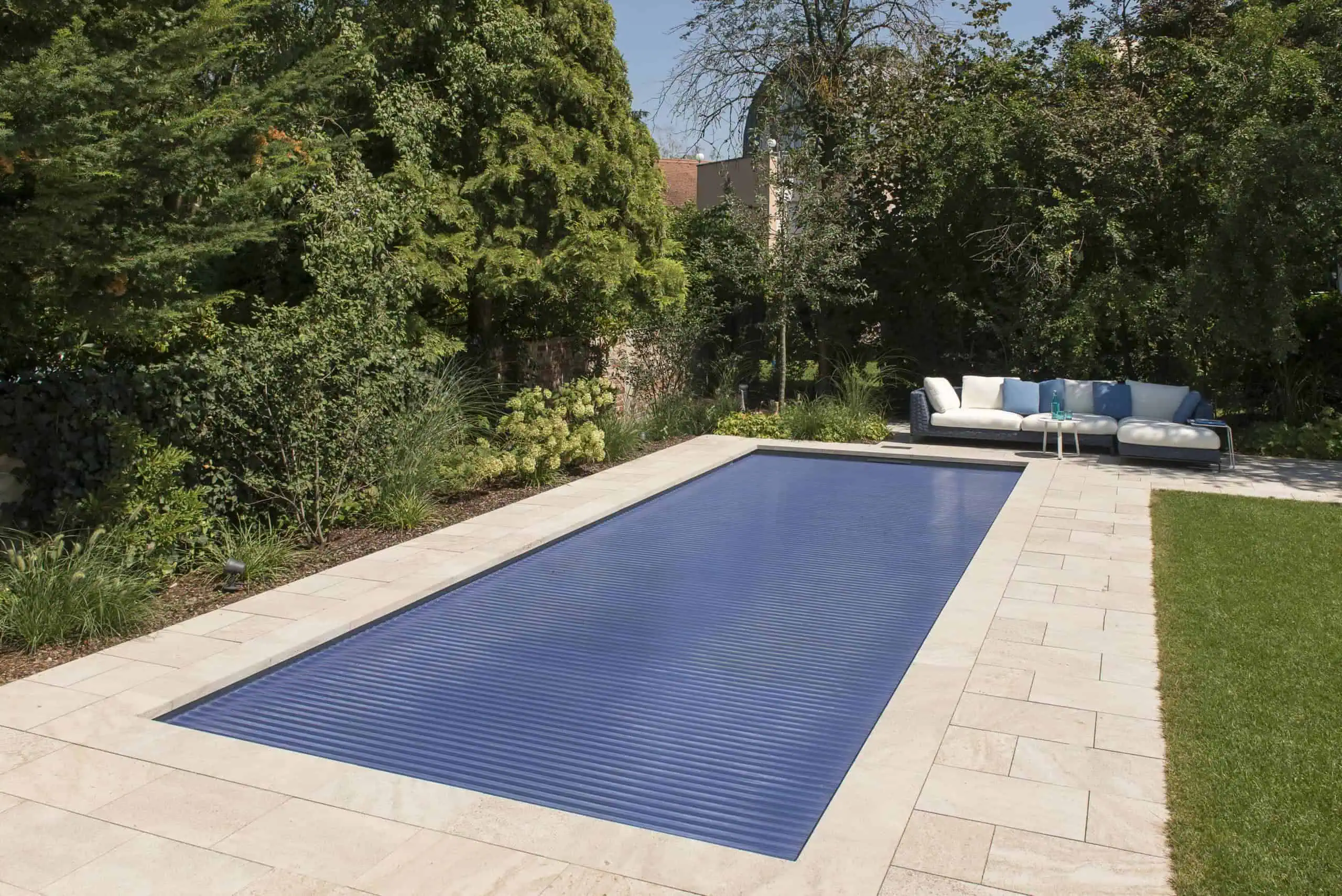 Hochwertiger, automatisierter Rollschutz für Schwimmbäder mit langlebigem Material, perfekt für deutschen Qualitätsanspruch und energiesparende Poolüberdachung im Garten.