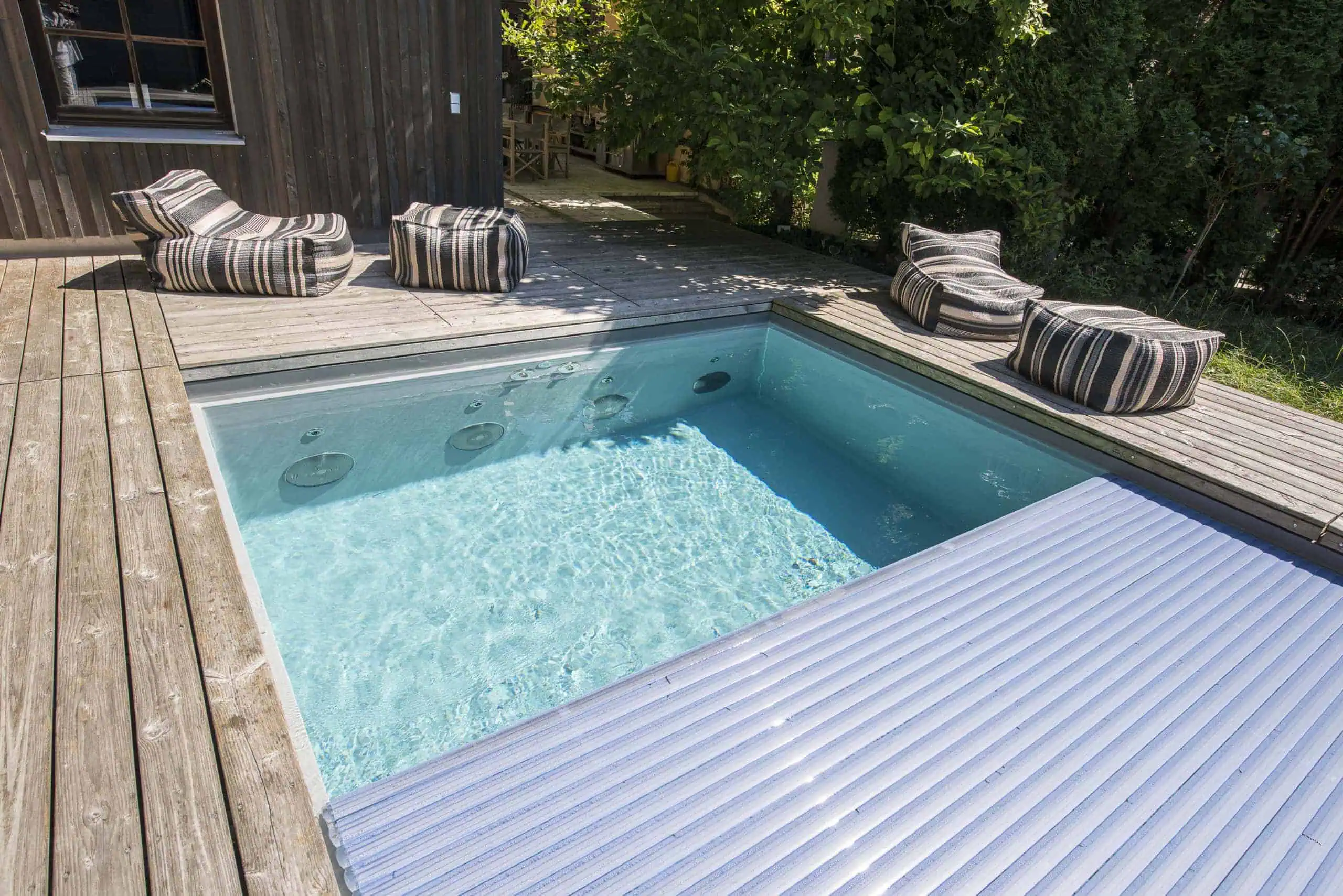 Hochwertiger Poolabdeckschutz aus deutscher Produktion mit langlebigem Material. Perfekt für sicheren Schutz und effiziente Energieeinsparung bei Ihrem Pool.