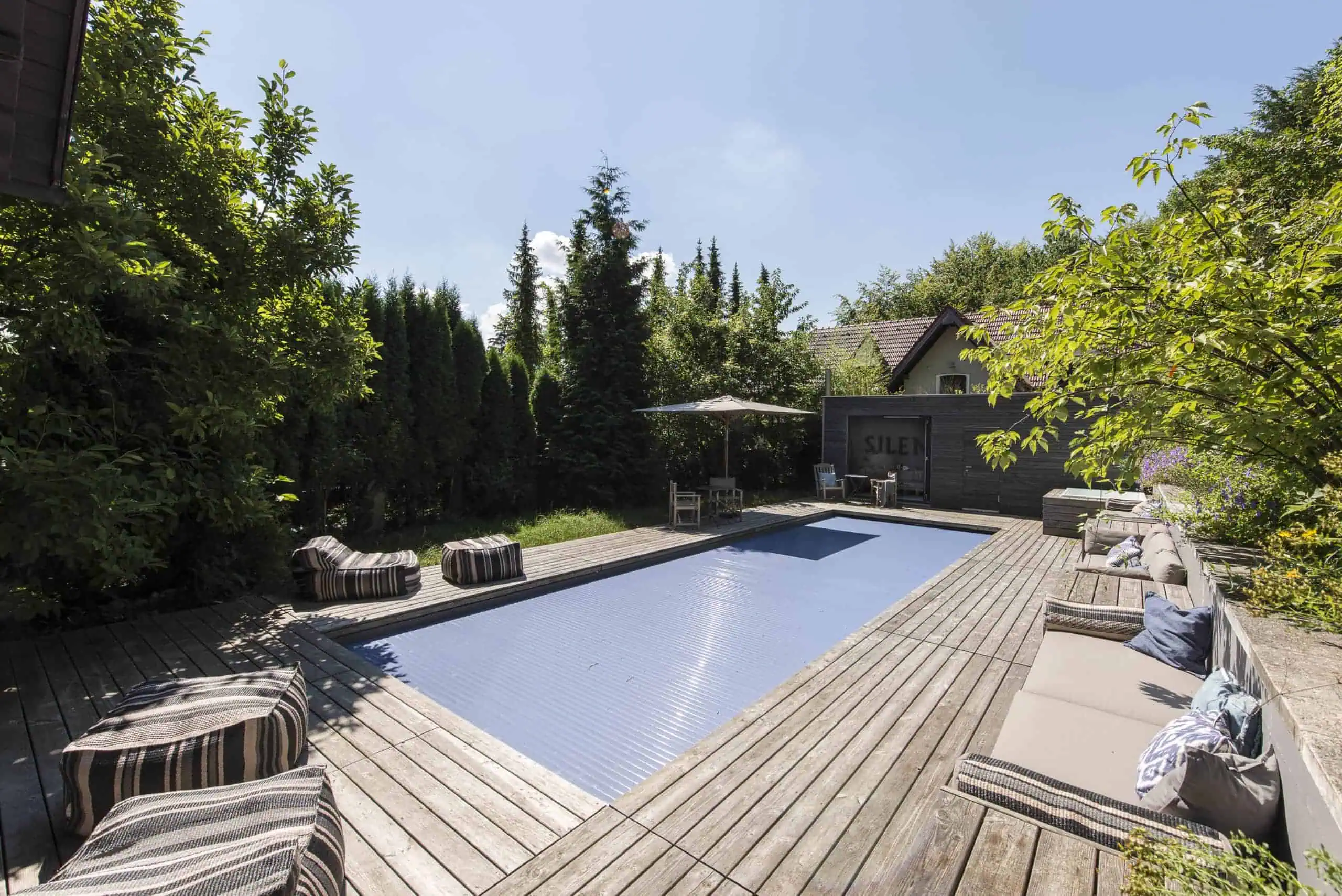 Hochwertiger Schwimmbadabdeckungen aus langlebigen Materialien, perfekt für privaten Pool in Deutschland. Modernes Design, deutsche Qualität, umweltfreundlich und effizient.