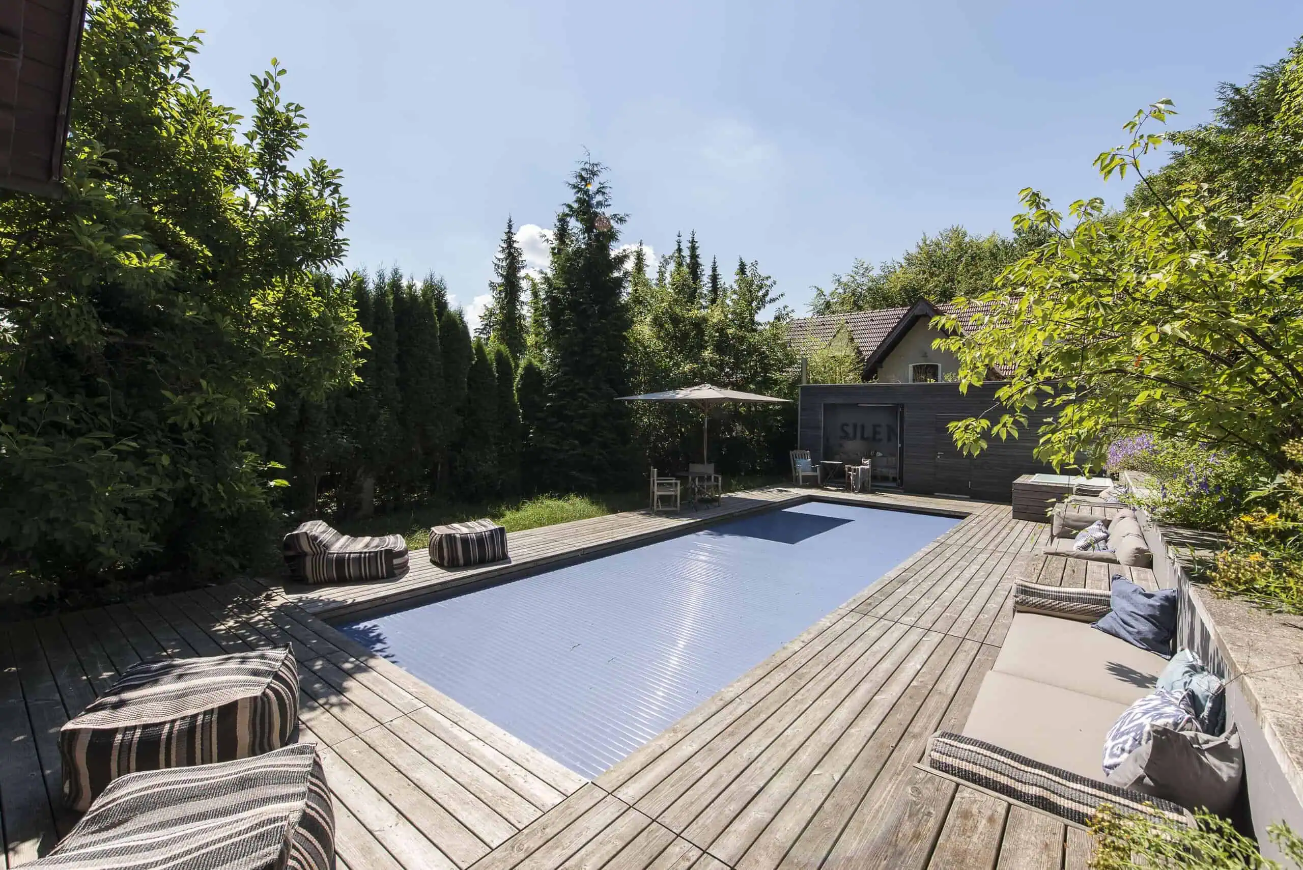 Hochwertiger, automatischer Poolabdeckungsrollo aus robusten, langlebigen Materialien, perfekt für deutschen Ingenieurstandard und effizienten Sonnenschutz.