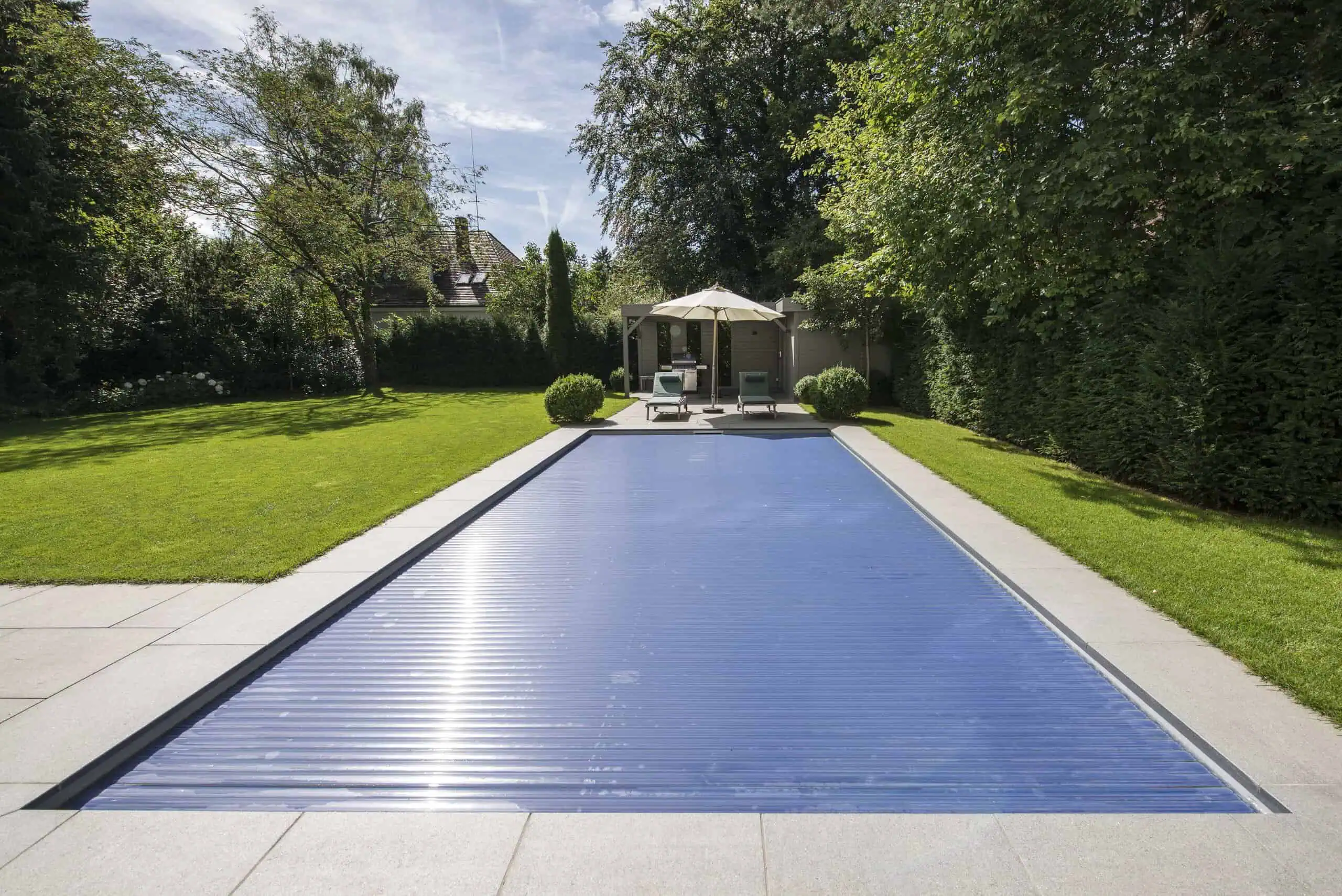 Hochwertiger Poolüberzug aus robustem Material, perfekt für den deutschen Gartenbau, schützt den Pool vor Schmutz und Wärmeverlust.