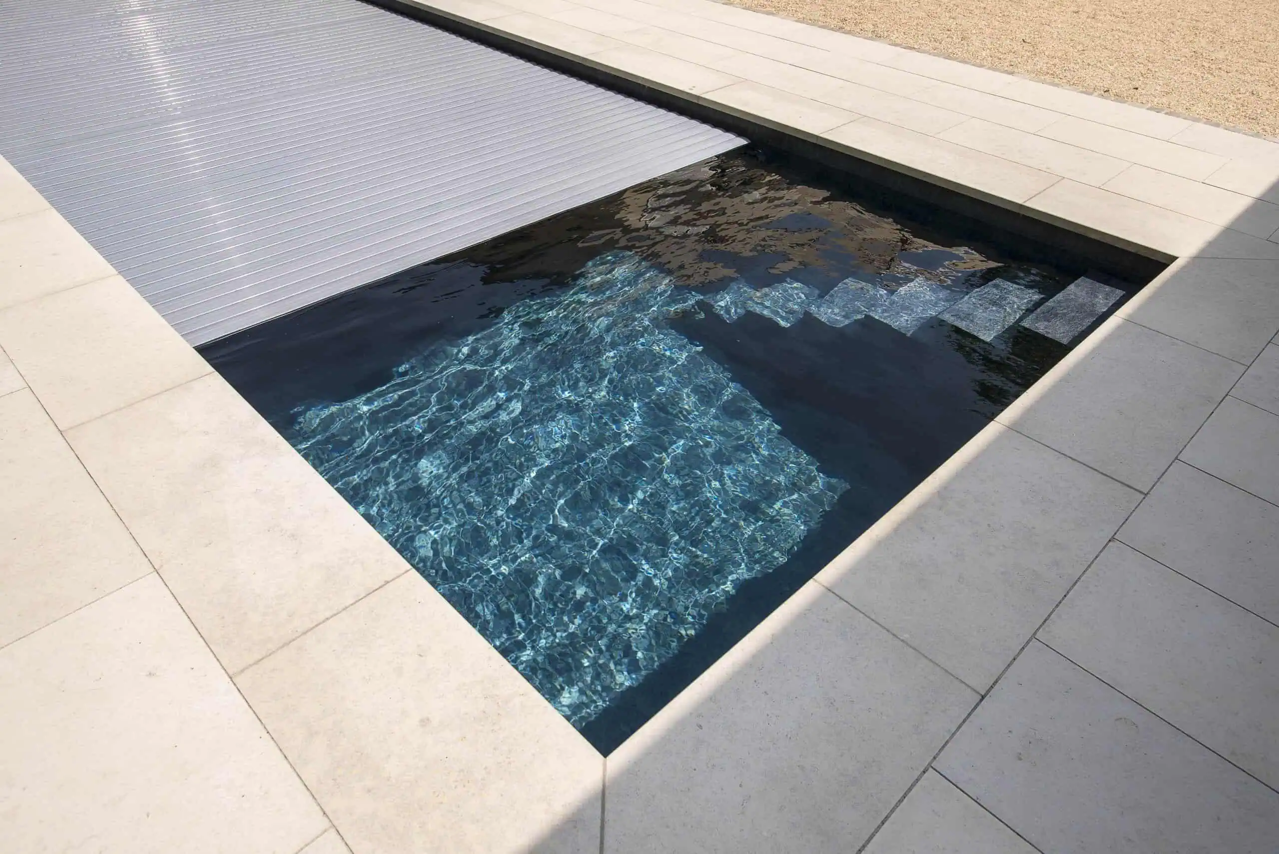 Hochwertiges Poolabdeckungen aus deutschem Engineering, langlebige Materialien, optimaler Schutz und Energieeinsparung, perfekt für private Pools.