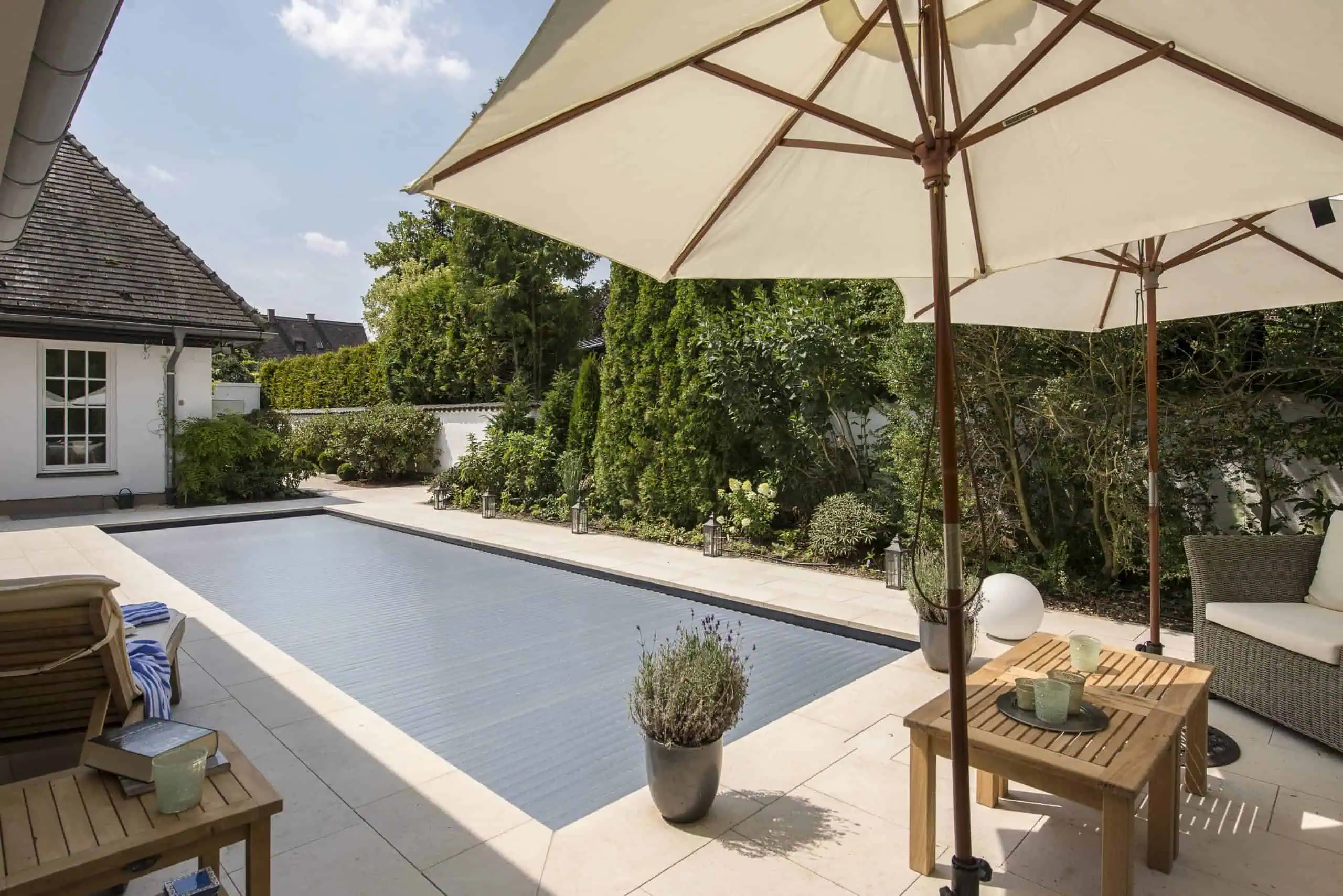 Hochwertiger Poolabdeckung aus robusten Materialien, perfekt für deutsche Ingenieurskunst, schützt den Pool zuverlässig und sorgt für eine lange Lebensdauer.