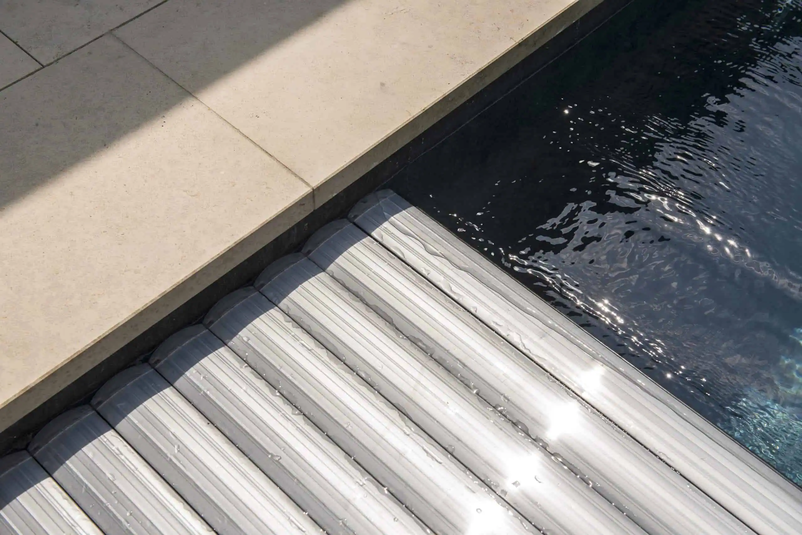 Hochwertiger Poolabdeckung aus langlebigem Material, perfekt für Sicherheit und Energieeinsparung.