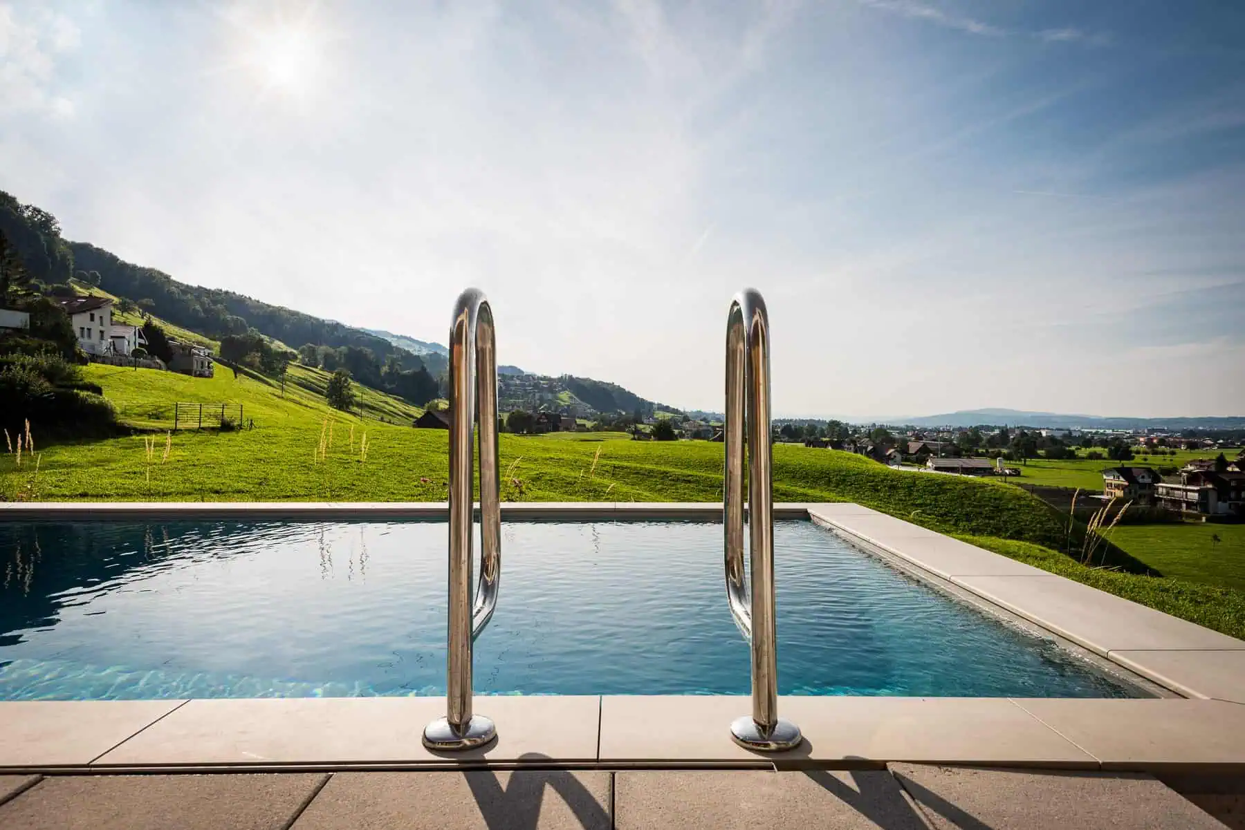 Hochwertiger Poolüberdachung aus robustem Material mit deutschem Engineering, schützt den Pool vor Verschmutzung und Wärmeverlust. Perfekt für den Sommer und den Ganzjahresgebrauch.