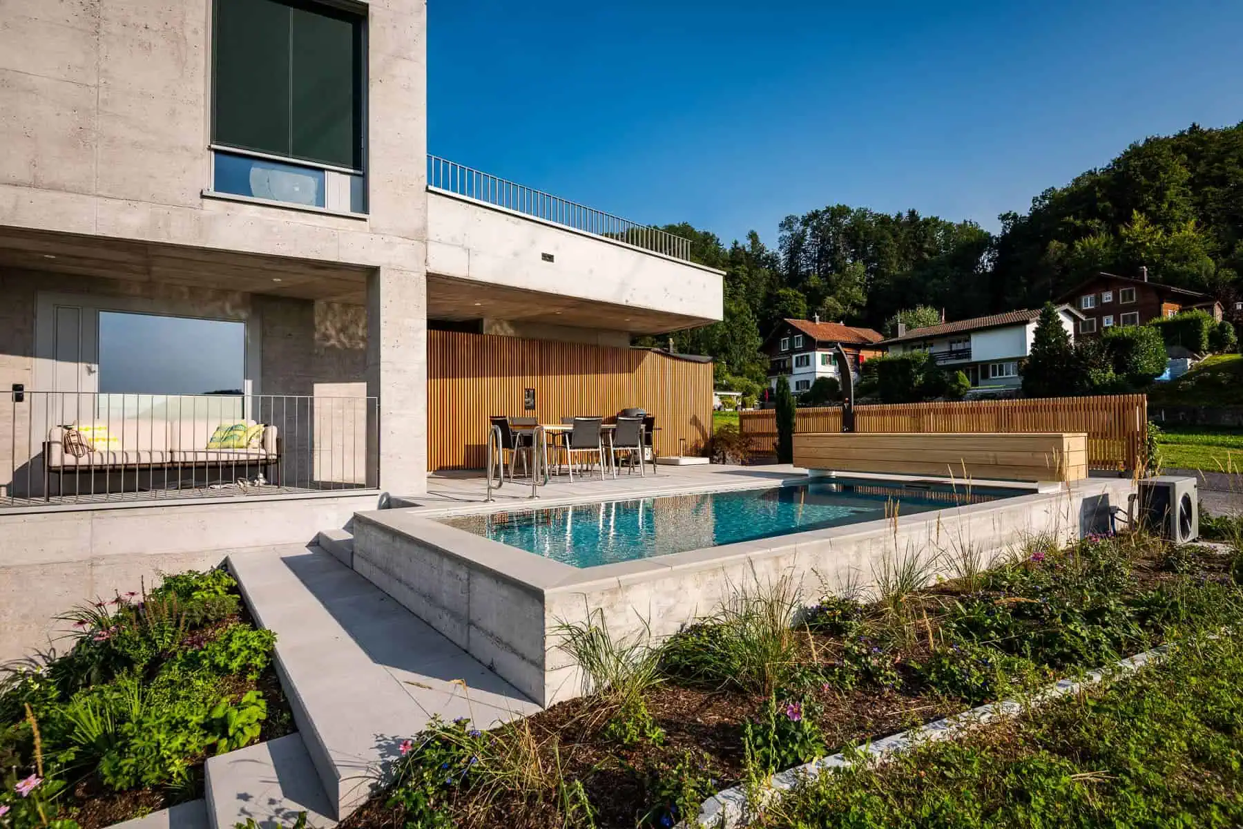 Hochwertiger Poolüberdachung aus deutschen Materialien, perfekt für den Sommer und Winter, schützt vor Schmutz und Wärmeverlust.