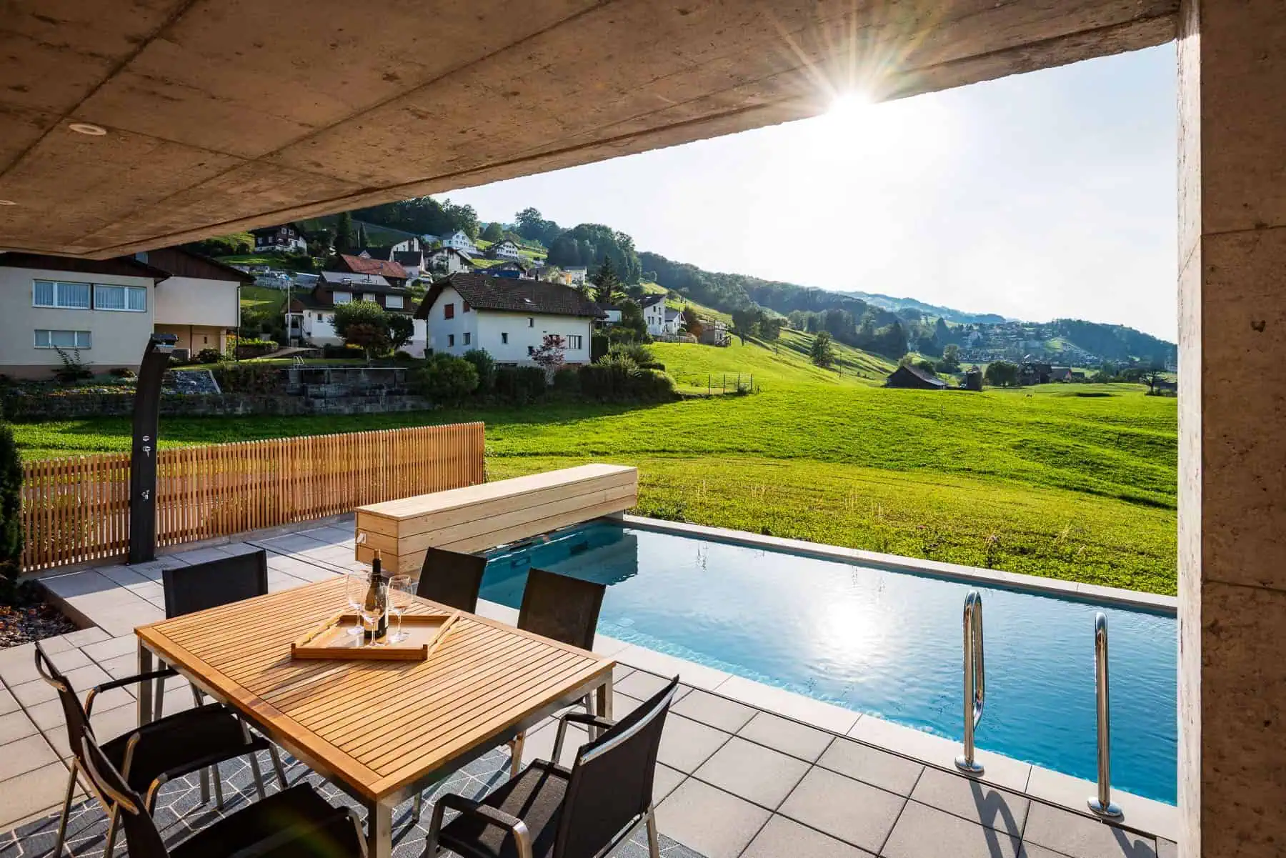 Hochwertiger Poolüberdachung von Rollo Solar mit edlen Materialien und deutscher Ingenieurskunst, perfekt für den Schutz und die ästhetische Aufwertung Ihres Pools.