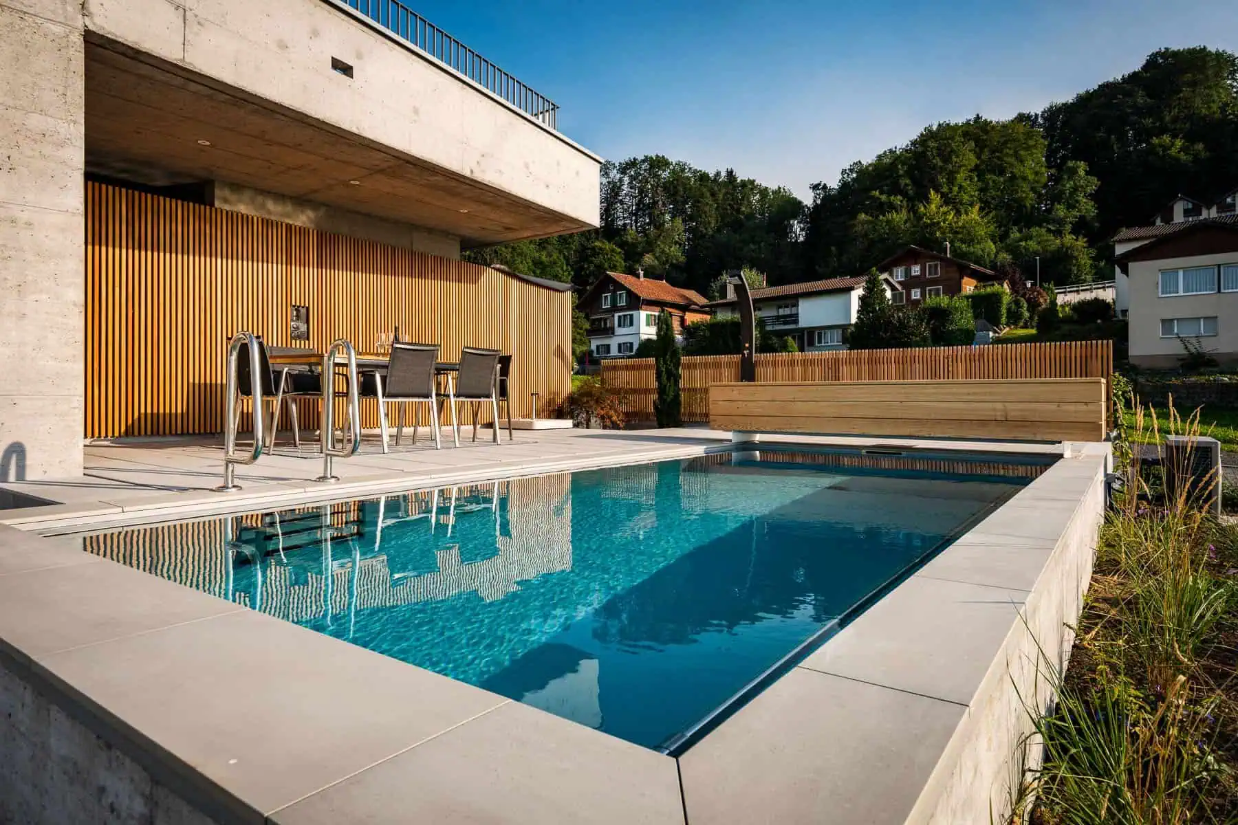 Scottische Poolabdeckung aus hochwertigem Material, deutsche Ingenieurskunst, langlebig und zuverlässig.