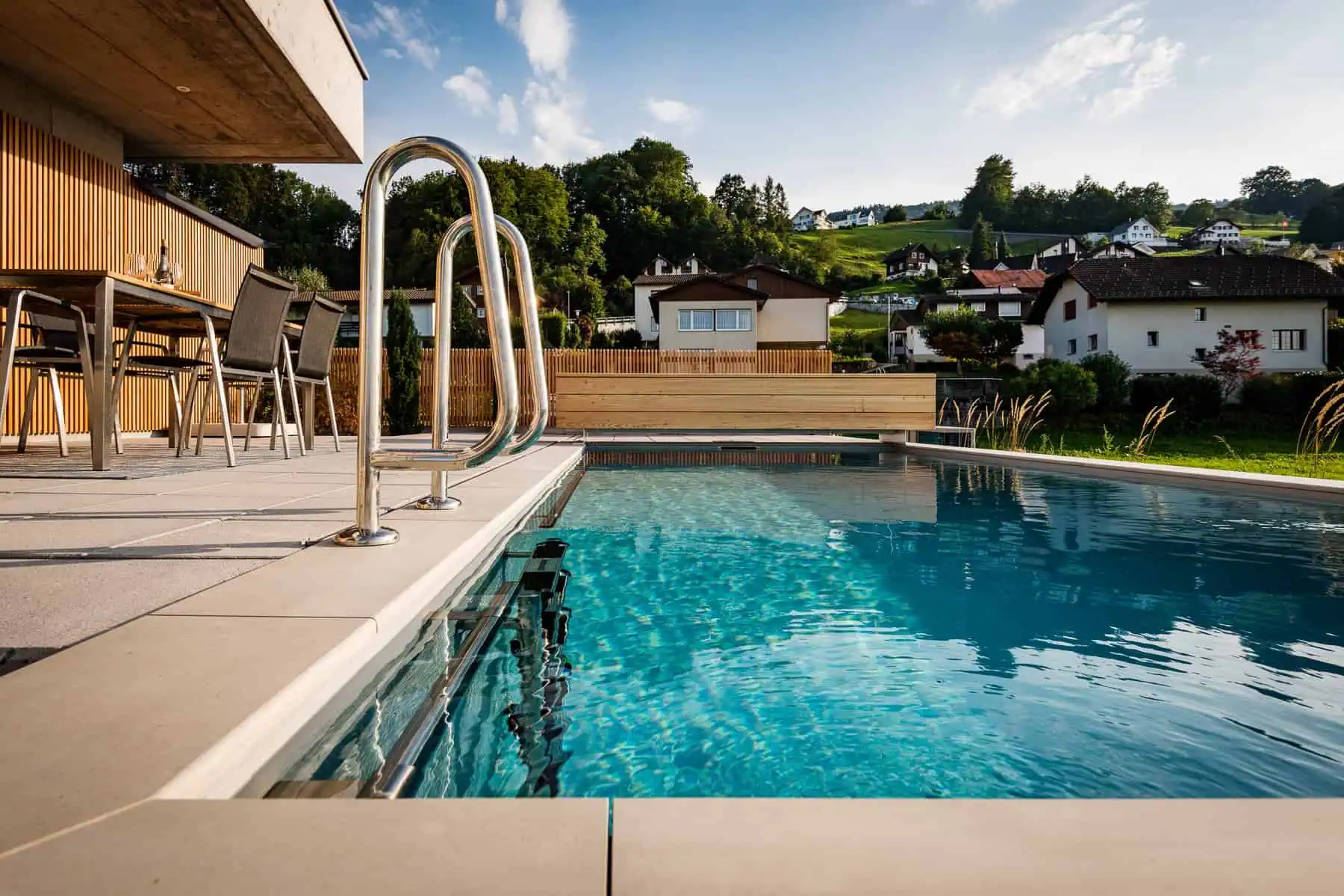 Hochwertiger Solardurchsicht-Abdeckschutz für Schwimmbäder aus langlebigem, deutschem Qualitätsmaterial. Perfekt für langlebigen Schutz und Energieeffizienz.