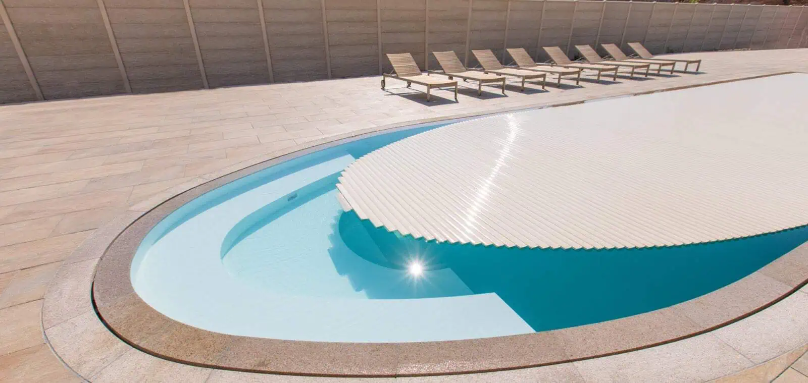 Hochwertiger Poolabdeckungen aus Deutschland, ideal zum Schutz und zur Verlängerung der Badesaison, aus langlebigen Materialien.