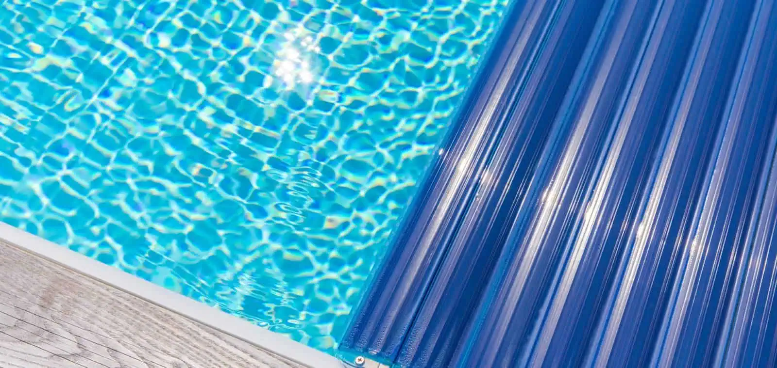 Hochwertiger Poolabdeckungsrollo aus deutschem Qualitätsmaterial, langlebig und isolierend. Perfekt für den Privatraum, schützt vor Wärmeverlust und Schmutz.