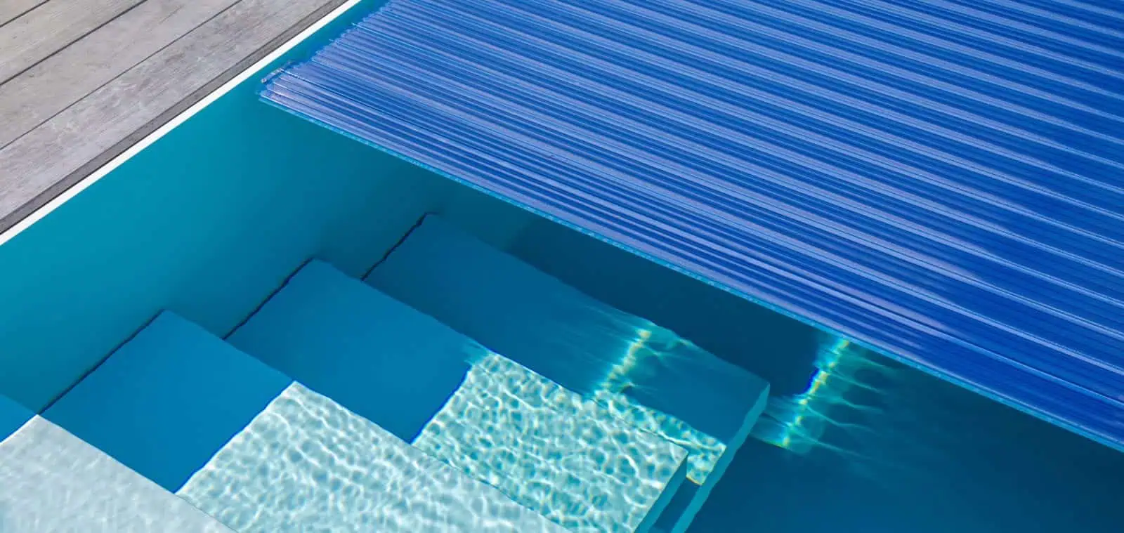 Hochwertiger, transparenter Poolabdeckungsrollo aus deutscher Produktion, langlebiges Material und präzise Verarbeitung für Ihren Pool.