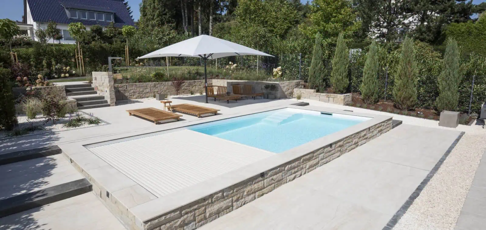 Hochwertiger Poolabdeckungen aus deutscher Herstellung, langlebige Materialien und moderns Design für sichere und energieeffiziente Poolnutzung.