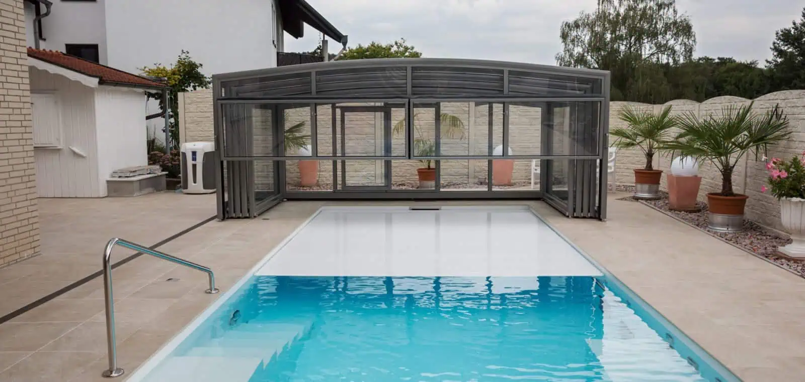 Eleganter, hochwertiger Schwimmbadabdeckungen aus robustem, deutschem Engineering, perfekt für energiesparenden Schutz und Umweltfreundlichkeit in Ihrem Pool.