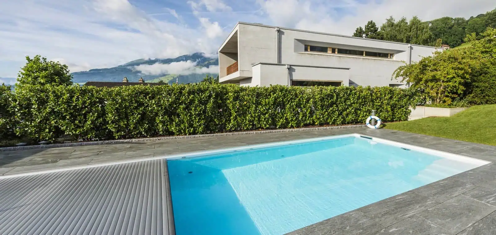 Hochwertiger Poolüberzug aus langlebigem Material vor modernem Haus mit Garten, perfekte Lösung für Ihren Pool in Deutschland.