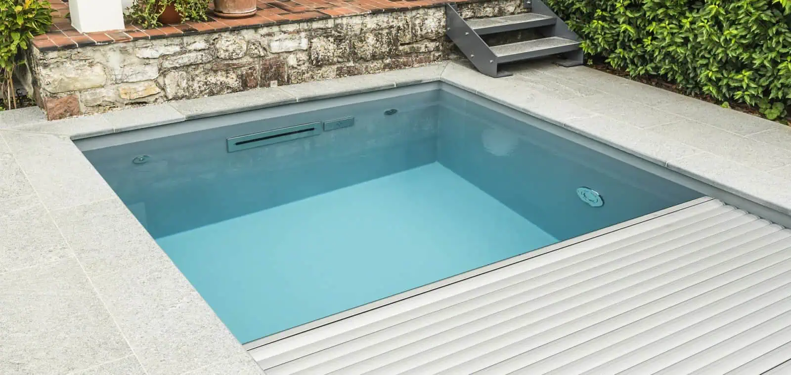 Hochwertiger Poolabdeckungen aus deutschem Premium-Material für sicheres und langlebiges Schwimmbadschutzsystem.