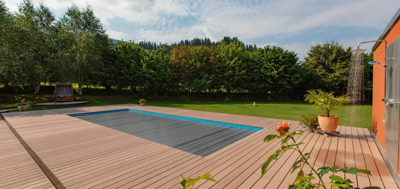 Hochwertiger Poolabdeckungsschutz mit langlebigem Material und deutscher Ingenieurskunst, ideal für Sicherheit und Energieeffizienz.