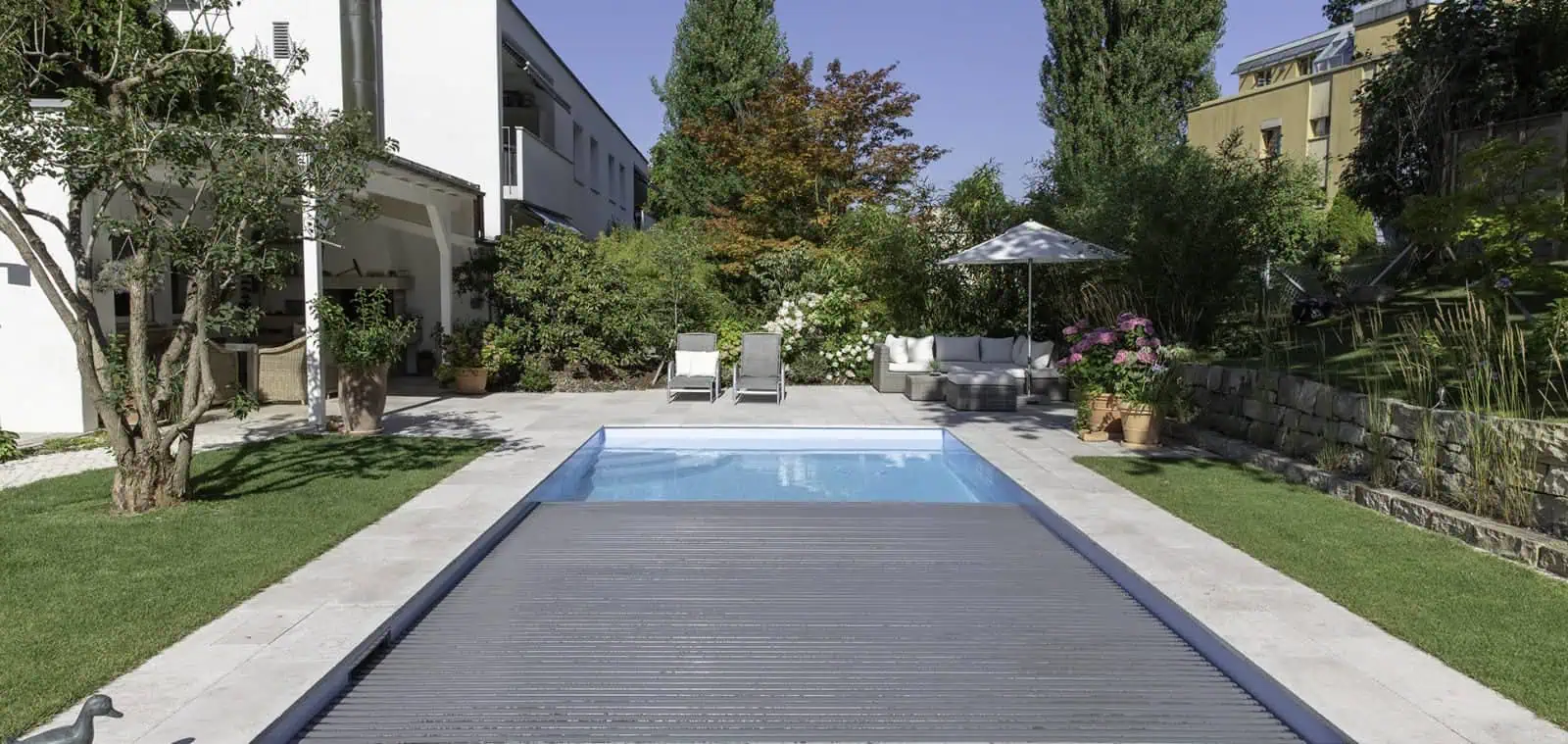Hochwertiges Pooldeckel mit robusten Materialien und deutscher Ingenieurskunst, perfekt für den Schutz und die Energieeffizienz Ihres Pools.
