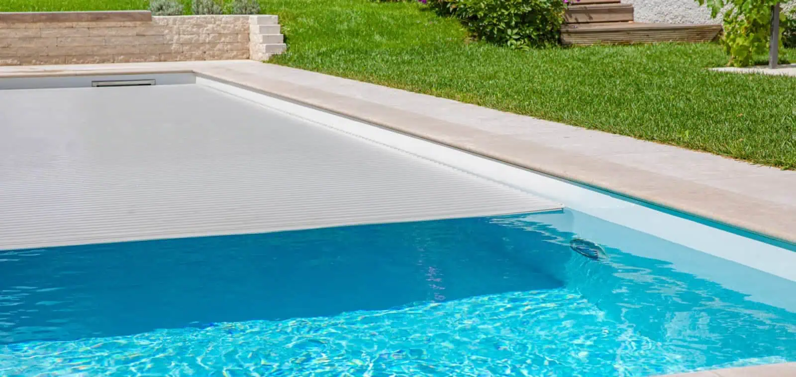 Hochwertiger Poolabdeckungen aus langlebigen Materialien, perfekt für deutsche Gärten, schützt vor Verunreinigungen und spart Energie.