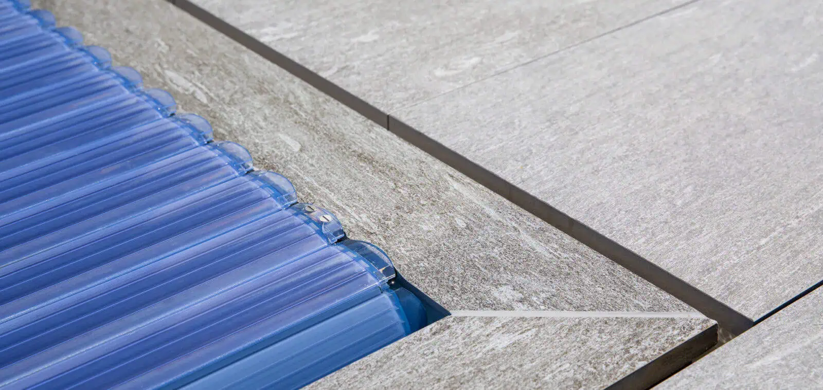 Hochwertiger Poolabdeckung aus robusten Materialien, deutsche Ingenieurskunst, langlebig und zuverlässig.