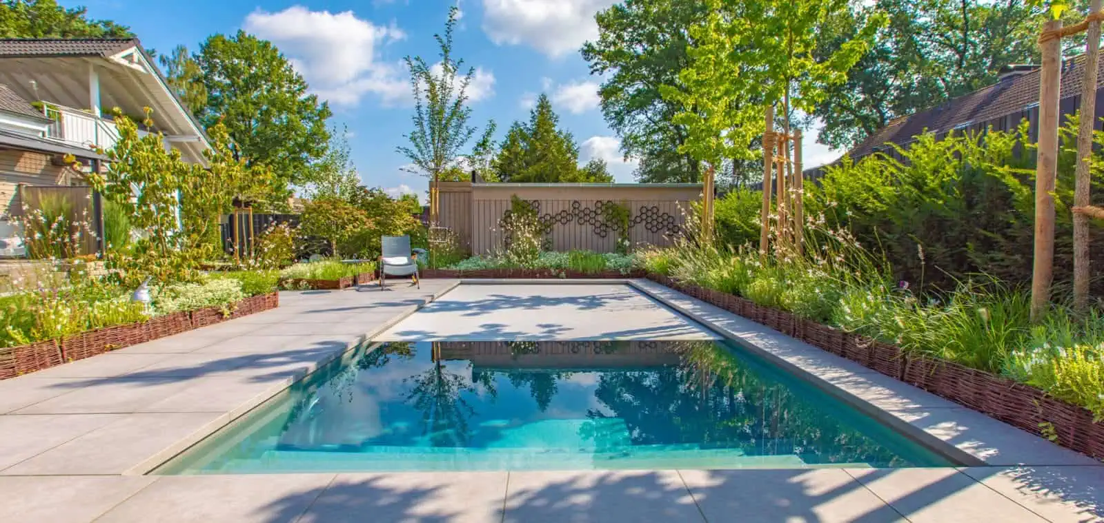 Hochwertiger Poolabdeckungsschutz aus robustem Material, deutsche Ingenieurskunst, perfekt für den privaten Gartenpool.