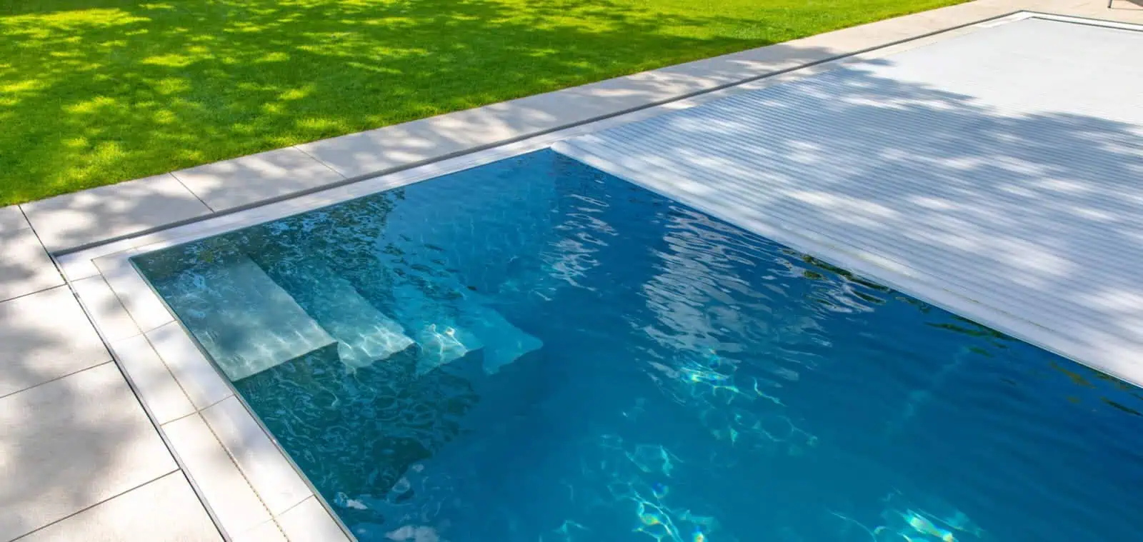 Hochwertiger Poolabdeckung aus langlebigem Material, perfekt für effiziente Wärmespeicherung und Sonnenschutz, entwickelt mit deutscher Ingenieurskunst für maximale Sicherheit und Komfort.