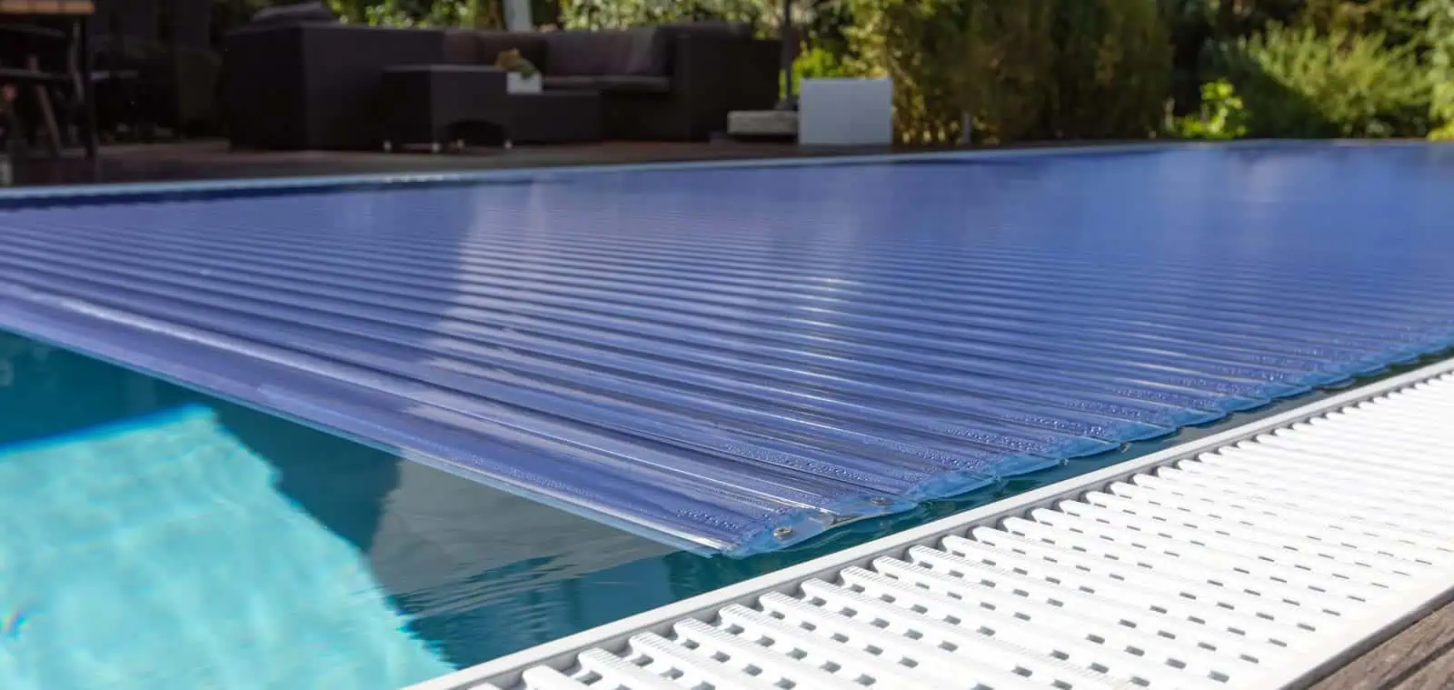 Hochwertiger Poolabdeckung aus robustem, langlebigem Material, perfektioniert durch deutsche Ingenieurskunst, schützt den Pool effektiv und spart Energie.