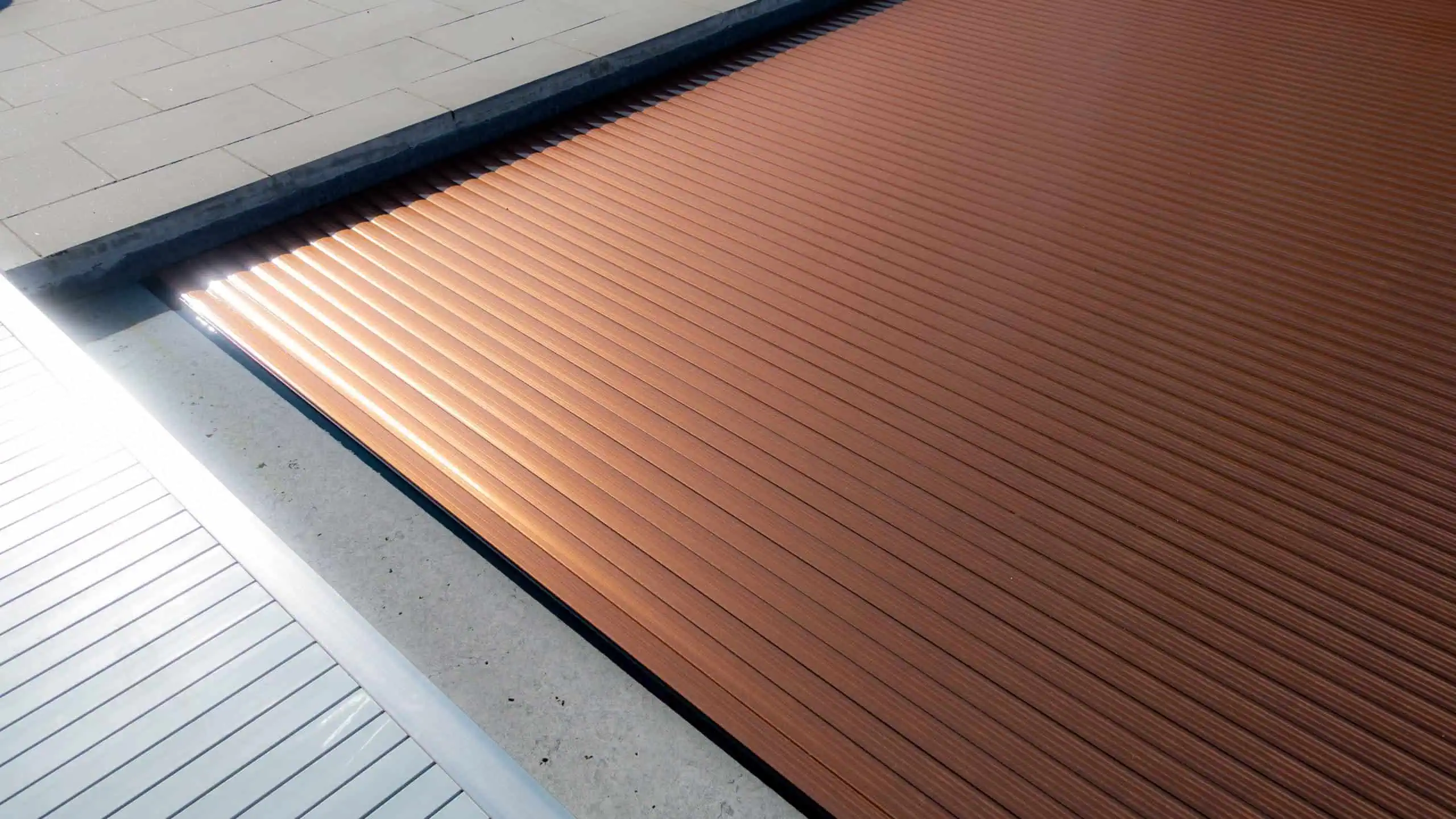 Hochwertiger Solar-Poolabdeckungen in dezentem Kupferbraun, made in Germany, langlebig und wetterbeständig, sorgt für effiziente Wärmeisolierung und schützt den Pool vor Verschmutzungen.