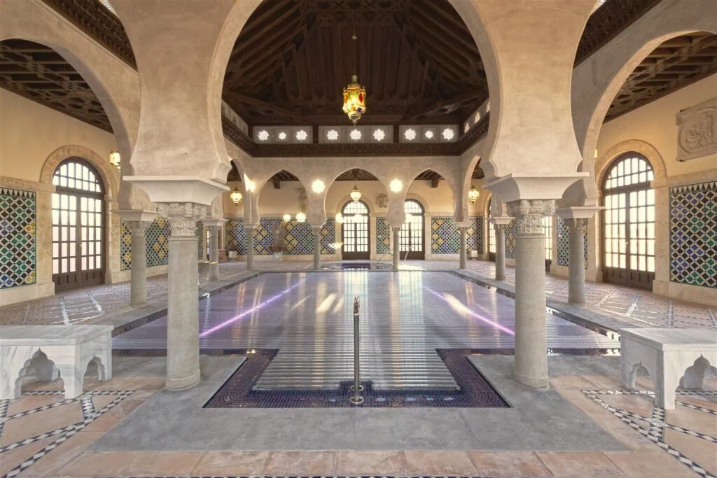 GL6A1061 Eleganter Innenbereich eines historischen Pools mit moderner Poolabdeckung, hochwertigem Zubehör und traditionellem Design.