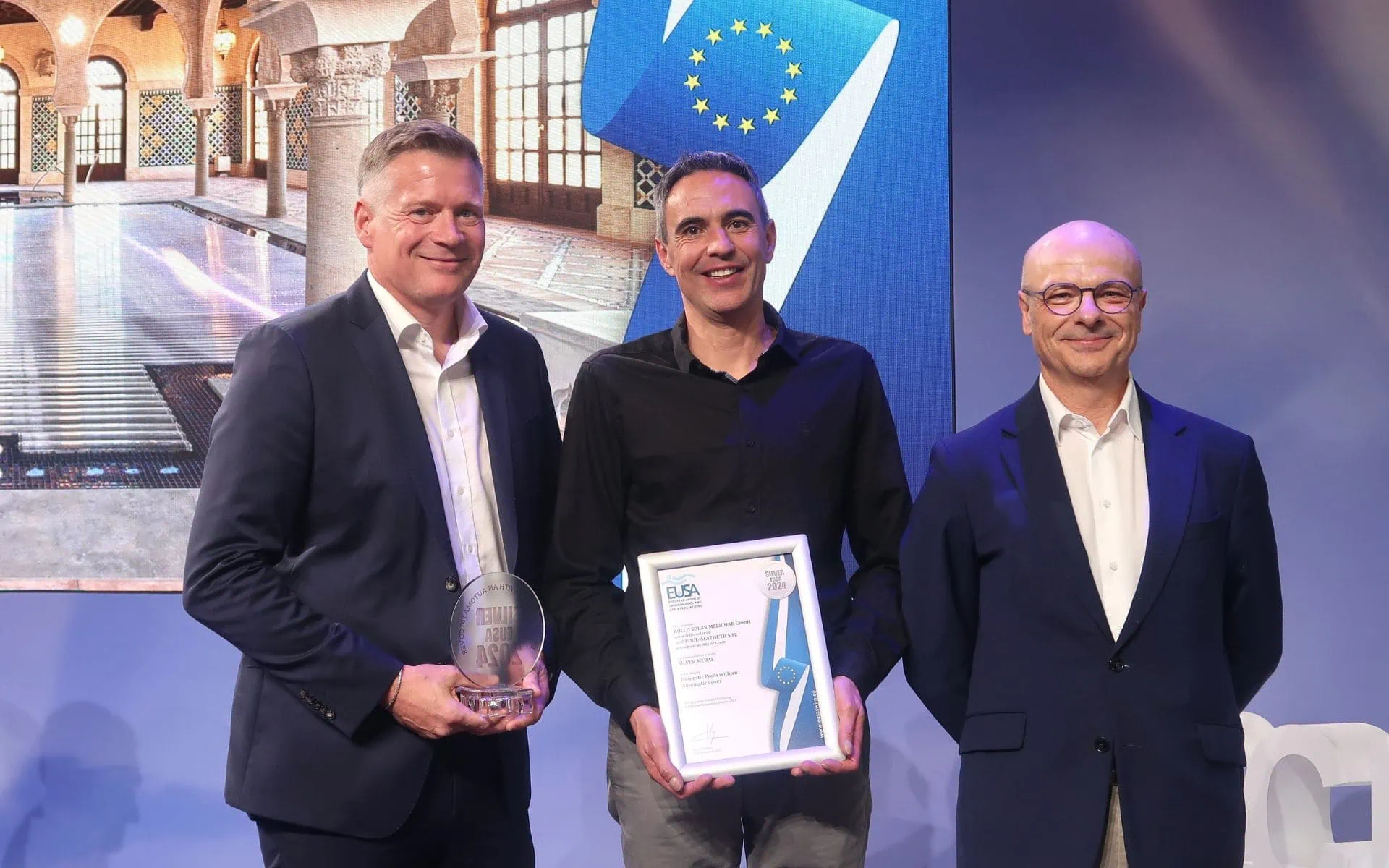 Hochwertiger Poolabdeckung aus deutscher Herstellung, Premium-Materialien und innovative Technik, gewürdigt mit einem Preis bei der europäischen Poolbranche.