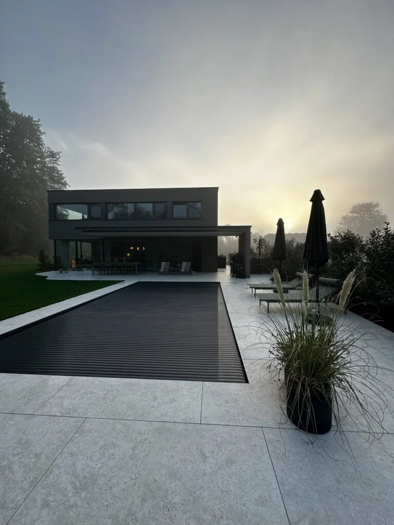 Design Cover PC Solar Carbon-Metallic an einem Architektur-Pool in der Dämmerung