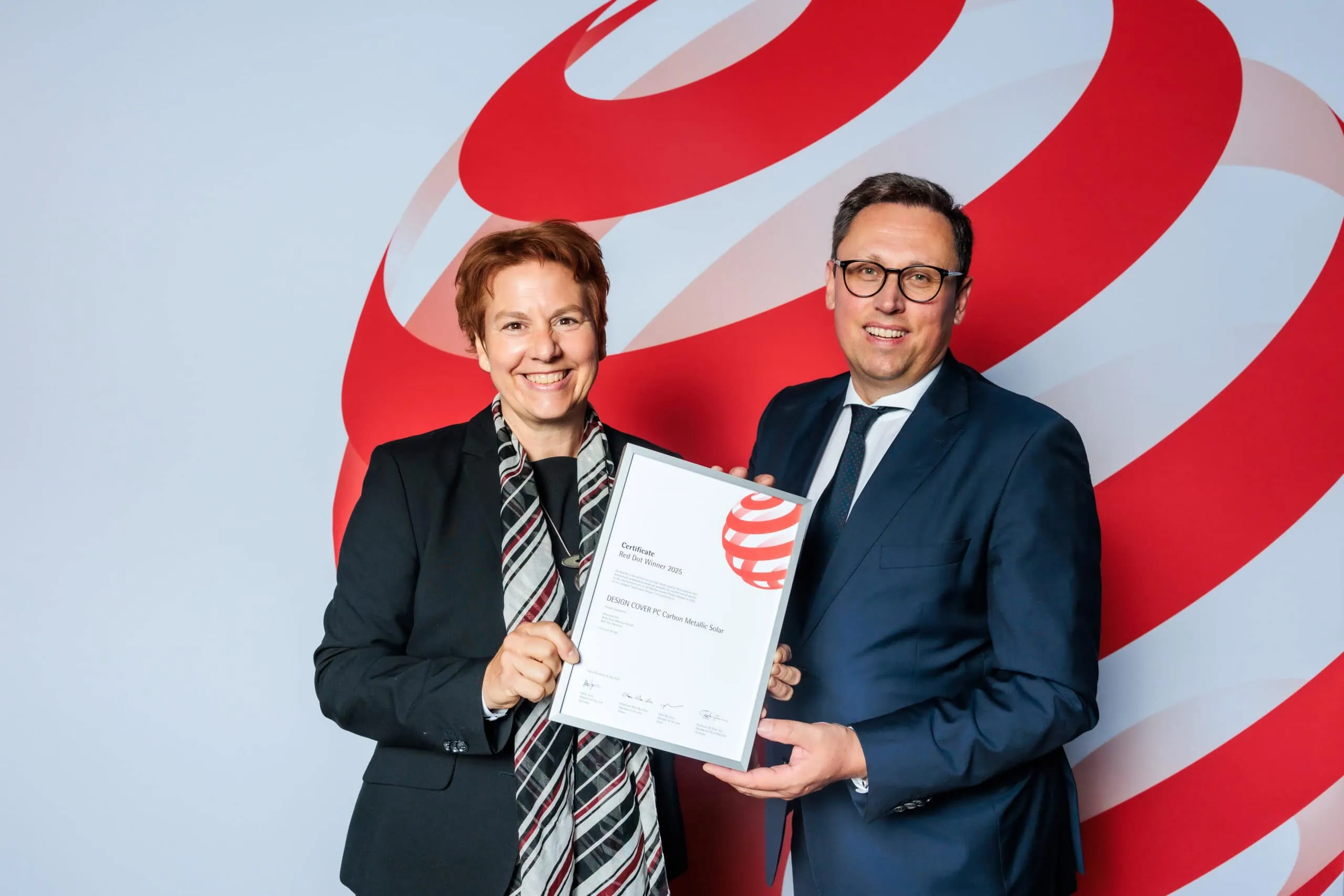 Auszeichnung für ROLLO SOLAR: Tanja Menge (Vertrieb) und Thomas Amann (Marketing & Design)