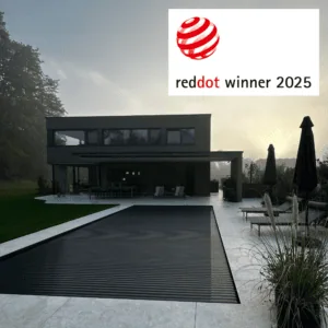 Bedeckter moderner Außenpool mit hochwertigen Rollo-Solar Poolabdeckungen, langlebige Materialien und deutsche Ingenieurskunst, perfekt für energieeffizienten Poolschutz.