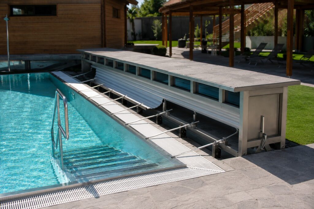 Rollo Solar Hubanlage · Hydraulisch ausgefahrene Aufrollvorrichtung am Hotelpool