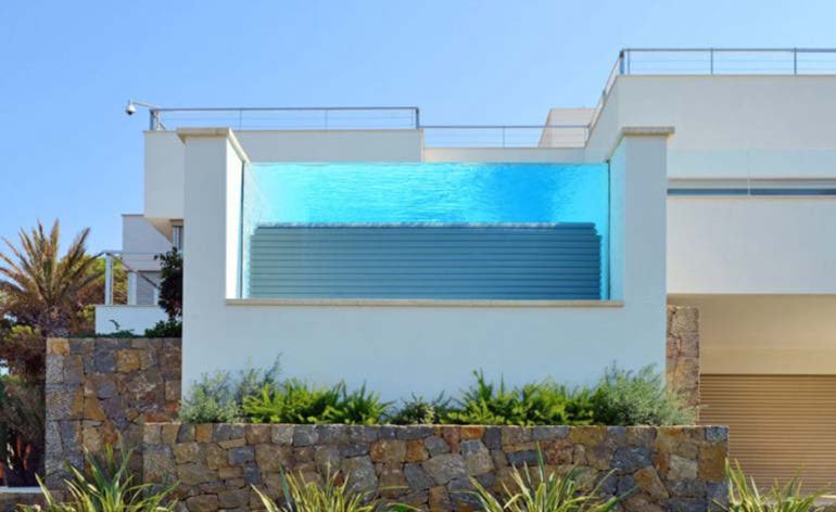 Pool mit Abdeckung an Villa