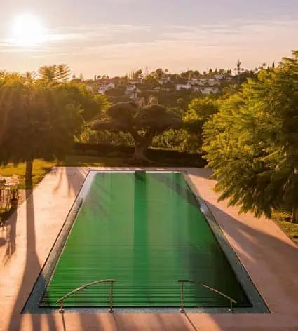 Piscina con copertura chiusa nella luce del tramonto