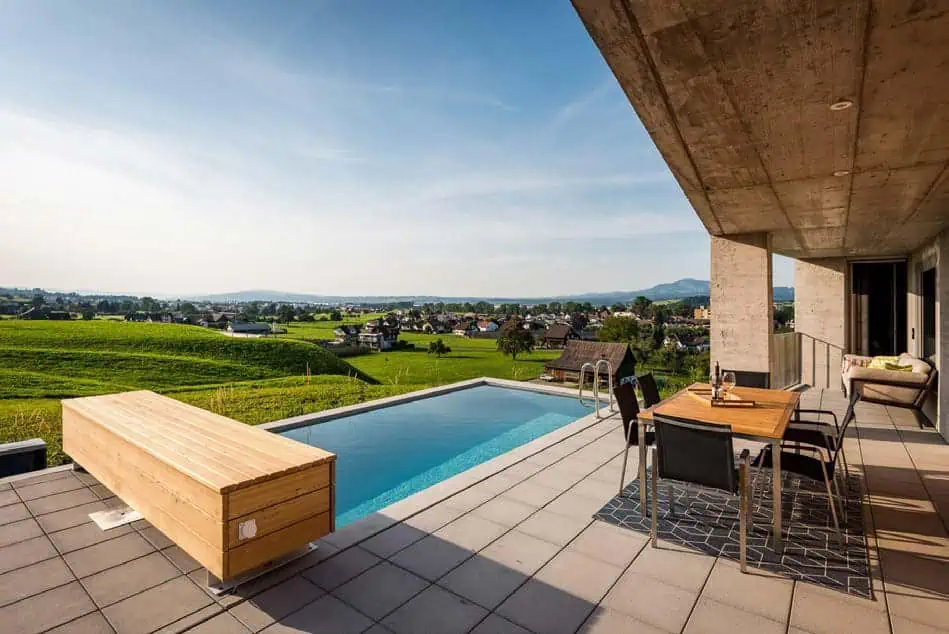 Piscine avec terrasse et volet automatique